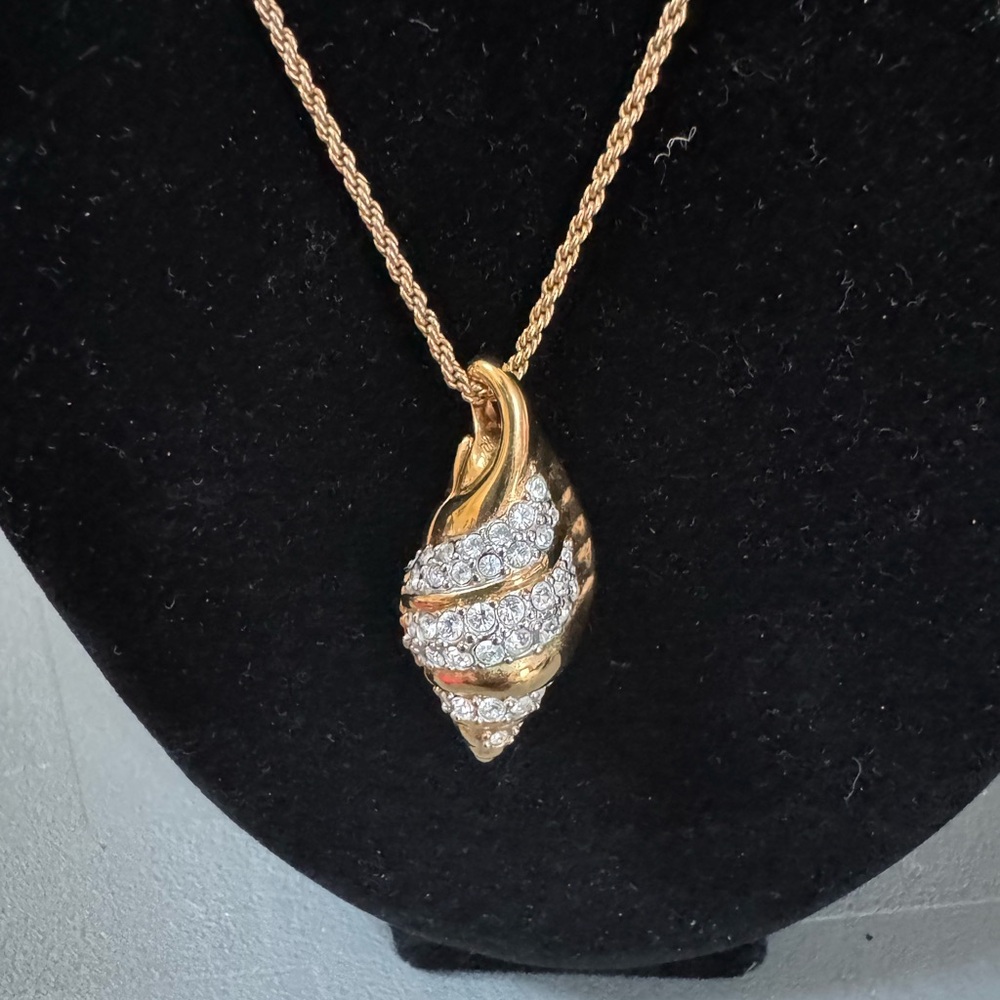 Swarovski Crystal Seashell Necklace like new